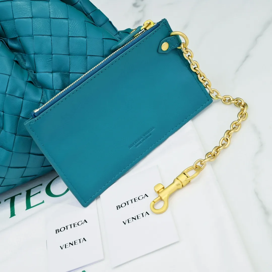 🔥🔥The counterattack of the popular Bottega Veneta started with this series of cloud bags, which went viral in the fashion circle and started a craze! Out of stock, out of stock, out of stock... One piece is hard to find, super hard to buy, regardless of age, season, or occasion. Very classy. Really, if you carry this on the road, it will turn heads! This is also the reason why this series is so expensive. Large size: 38*20*8.5cm [Big clouds and large grid weaving]